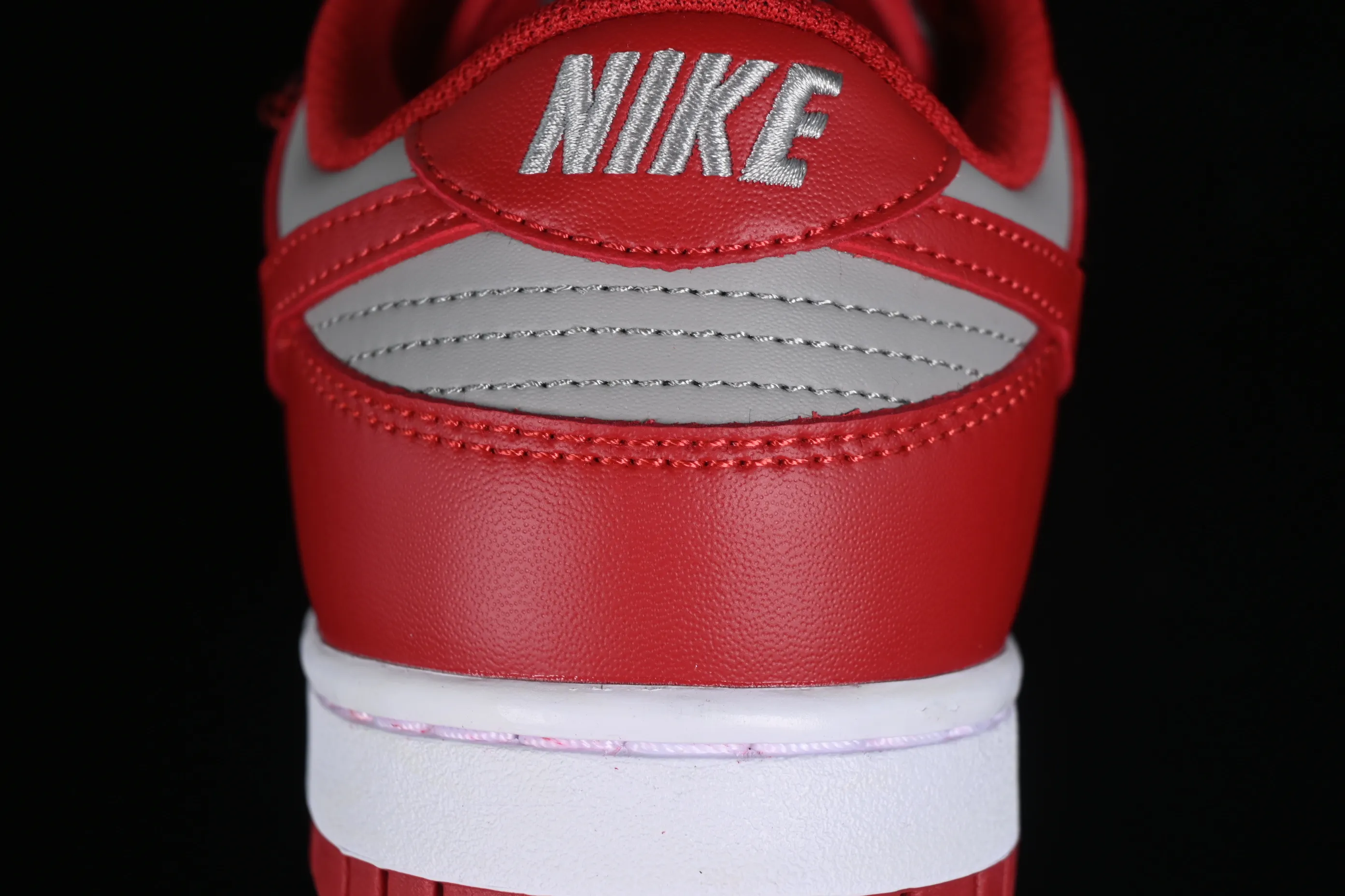 All Categories Nk SB Dunk Series Nk SB Dunk Low Low-top sneakers Nk SB Dunk Low Gray and red color Low-top casual sports skateboard shoes CW1590-0002